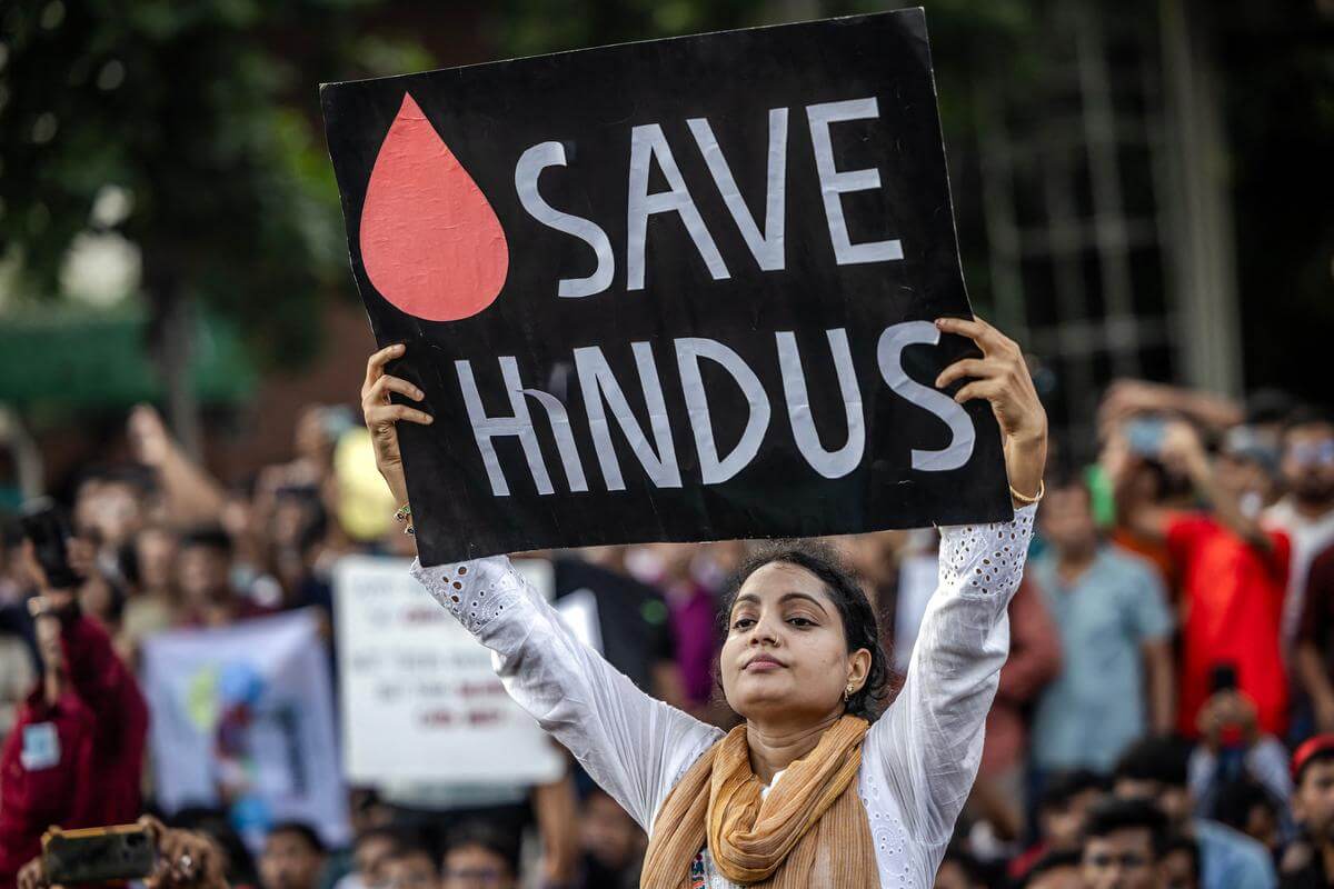 Protesters in Kolkata burn Bangladeshi sarees over attacks on Hindus