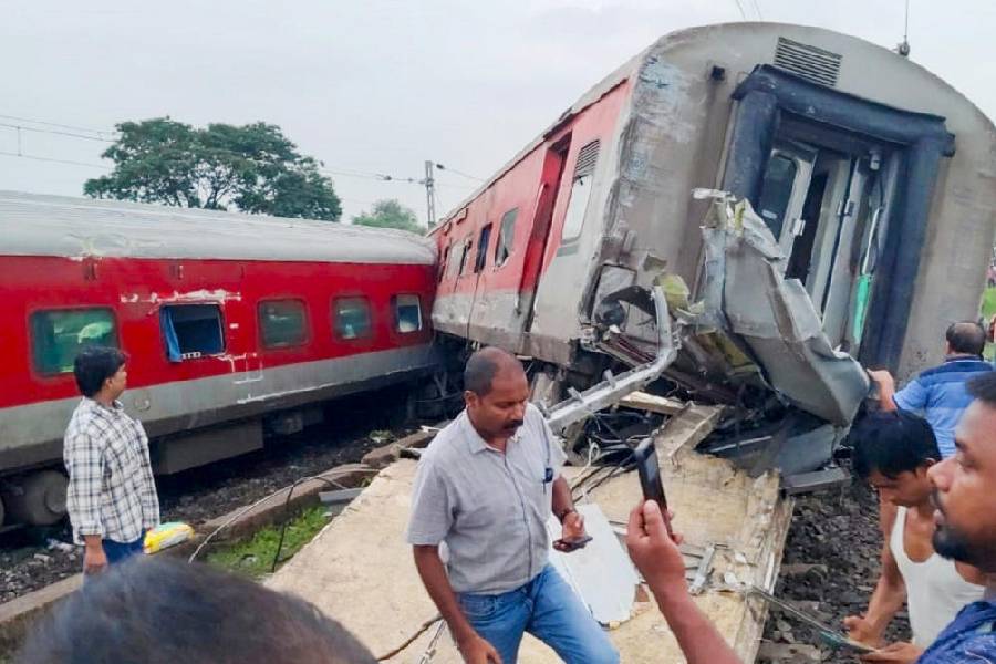 howrahmumbaimailderailsinjharkhand