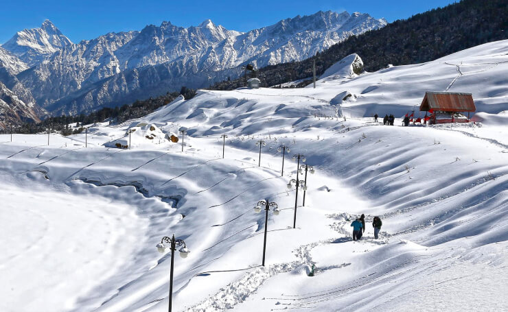 Uttarakhand Experiences Heavy Snowfall in High-Altitude Areas