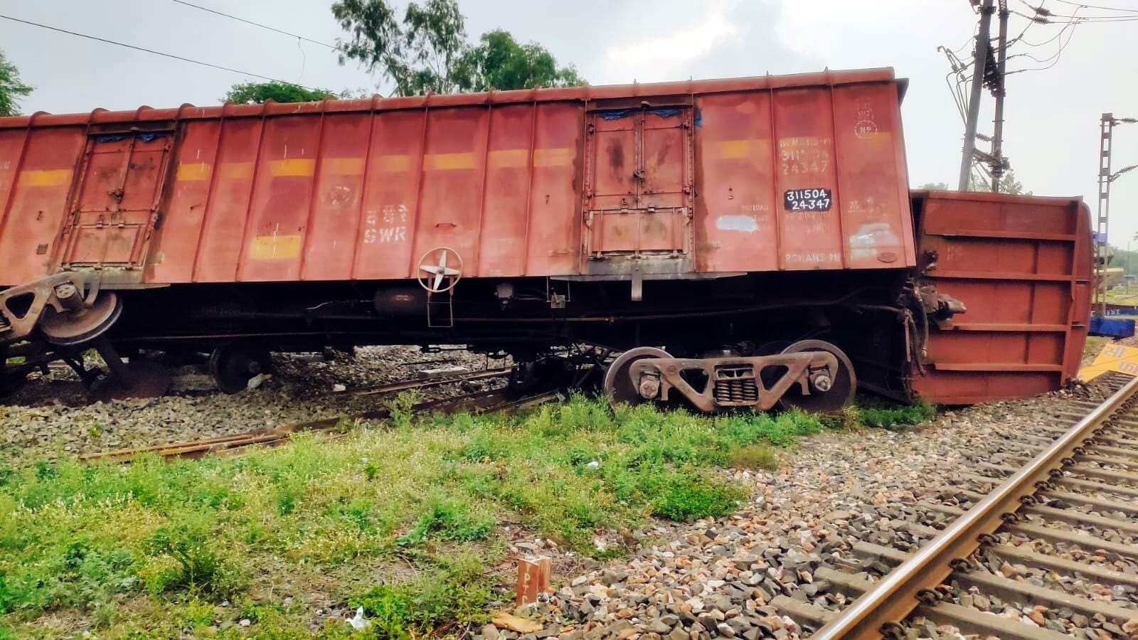 goodstrainwagonderailsinbengalsnewjalpaiguri