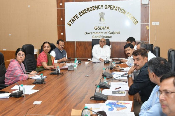 gujaratcmholdsemergencymeetingreviewsstatefloodsituation