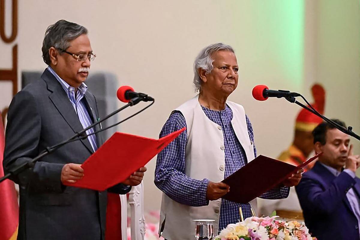 bangladeshcrisis:nobellaureatemuhammadyunustakesoathasheadofcountrysinterimgovt