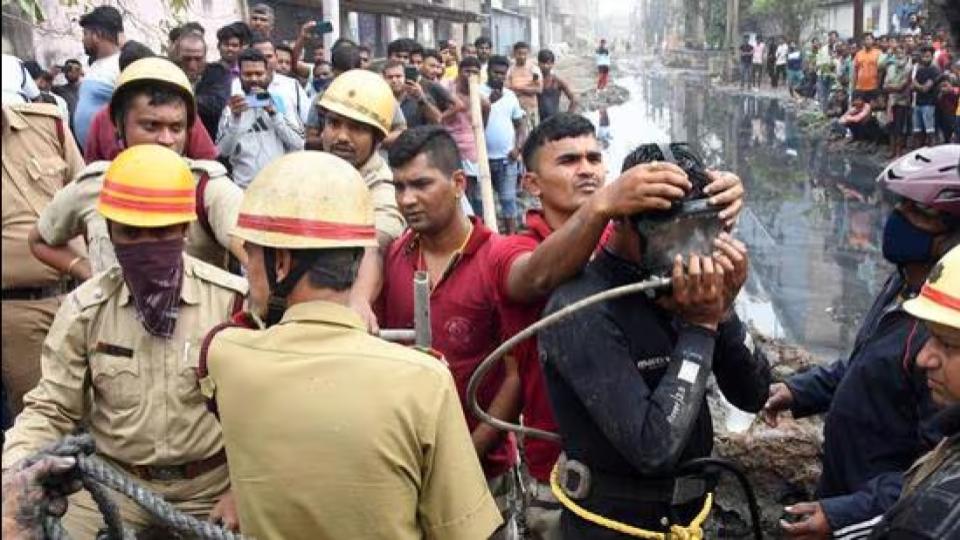 3 labourers die at manhole in Kolkata