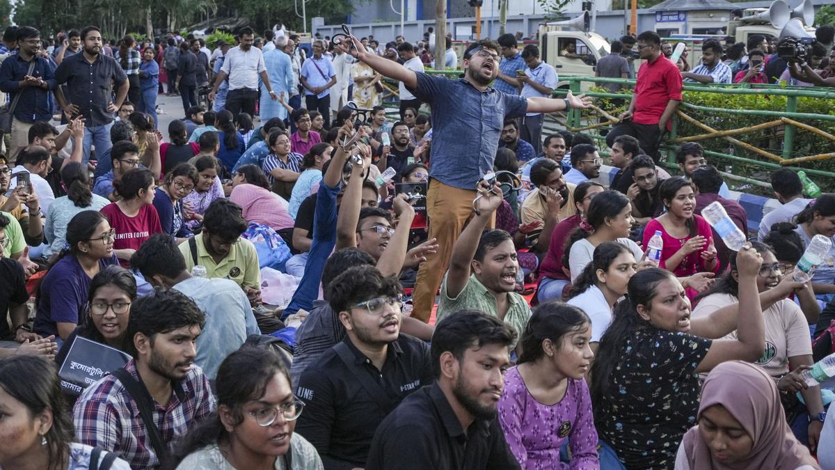 West Bengal Junior Doctors Protest Outside Swasthya Bhawan 