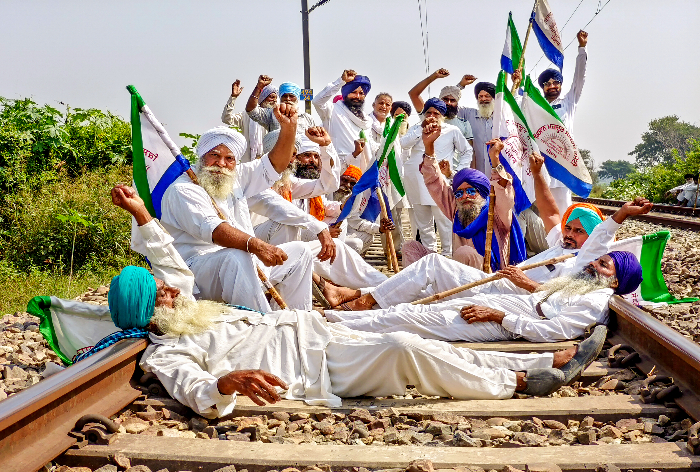 farmers’‘railroko’protestdisruptstrainservicesinpunjab