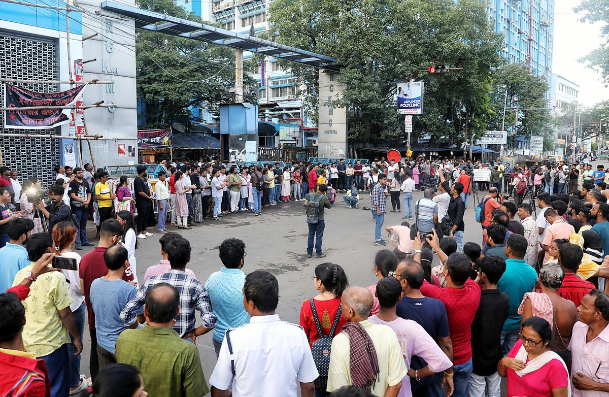 West Bengal: Junior doctors continue protest 