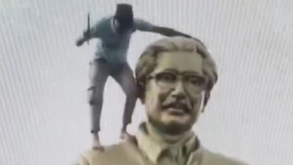 protestersvandalizesheikhmujiburrahman’sstatueindhaka