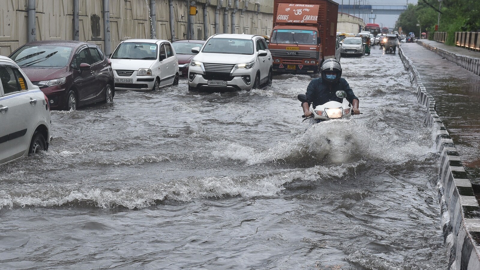 heavyraincauseswaterloggingindelhi