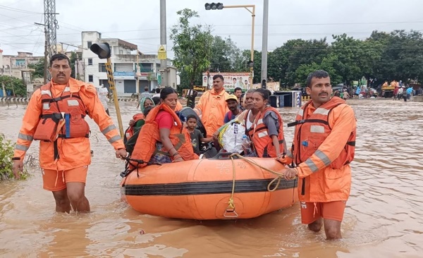 floodreliefmeasuresareinfullswinginandhrapradesh