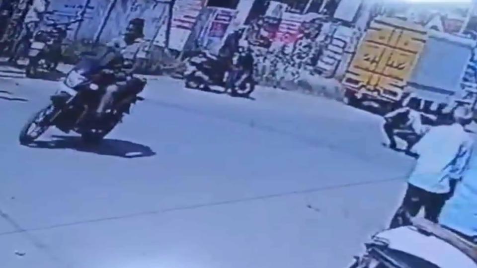 Helmetless head constable slaps man crossing road using phone in TN