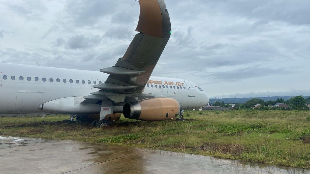 superairjetflightoverrunstherunwaywhilelandingatindonesiaairport