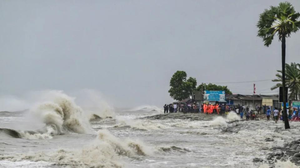 cycloneremalkillsatleast6inwestbengaland10inbangladesh