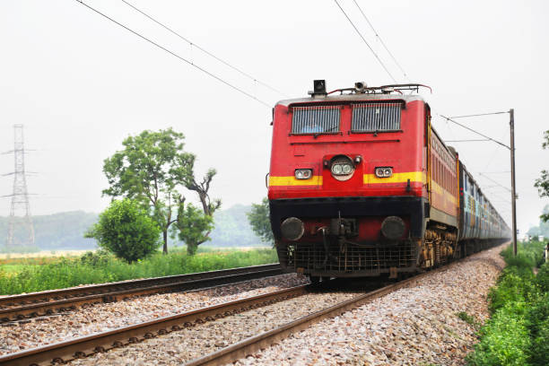 3passengersinjuredasironpolefallsonmovingtraininchhattisgarh