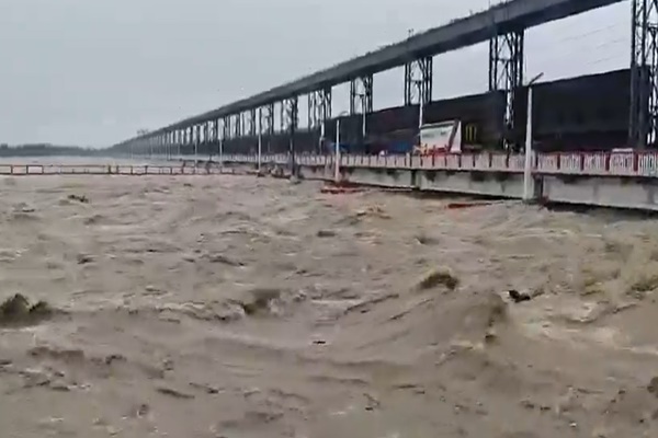 Floods Breach Embankments in Bihar; Over 1.5 Lakh Affected