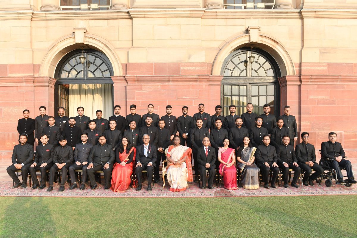 President Droupadi Murmu meets Probationers of Indian Trade Service 