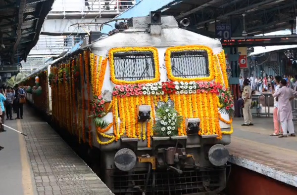 unionministerspiyushgoyalandashwinivaishnawinaugratesnewbandraterminusbiweeklytrainfromborivalirailwaystation