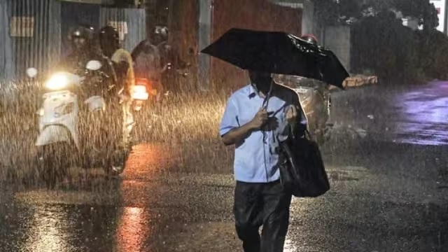 IMD Forecasts Heavy Rainfall in Tamil Nadu, Puducherry, Karaikal, Kerala & Coastal Andhra Pradesh for Next 4 Days