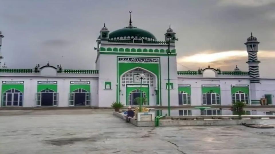 UP Police setting up outpost outside Sambhal Jama Masjid