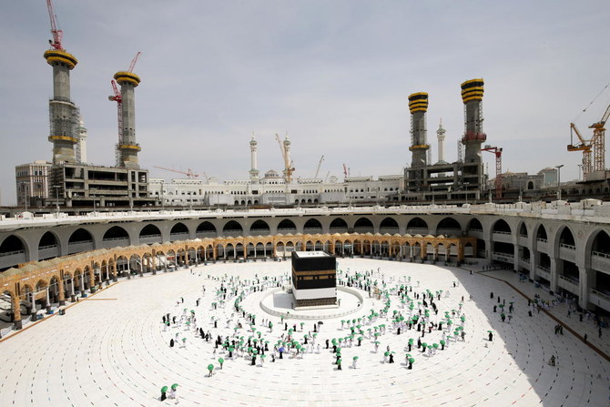 fivesmartvacuumstocleananddisinfectsurfaceofthekaaba